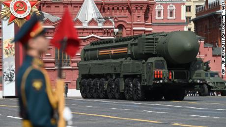Os EUA alertaram privadamente a Rússia contra o uso de armas nucleares na Ucrânia por vários meses