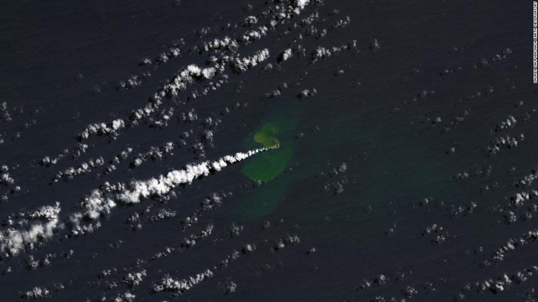 Baby Island aparece no Oceano Pacífico após a erupção de um vulcão submarino