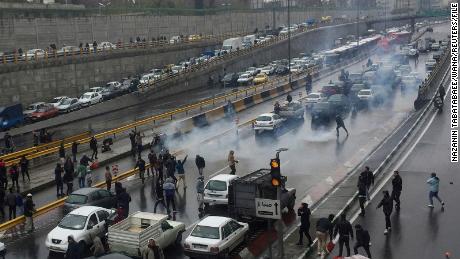 Des gens protestent contre l'augmentation du prix de l'essence, sur une autoroute à Téhéran, en Iran, le 16 novembre 2019. 