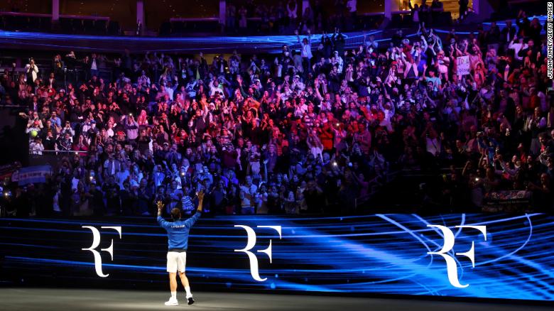 Roger Federer ҡ Team Europe ʴ;ǡѺҺΌ  ѧҡ觢ѹѴش· The O2 Arena ѹ 23 ѹ¹ 2022 ͹͹ѧ