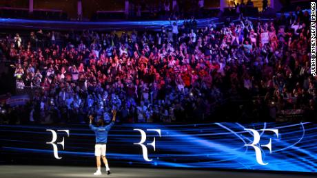 Roger Federer de l'équipe européenne montre de l'émotion en reconnaissant les fans après la finale à l'O2 Arena le 23 septembre 2022 à Londres, en Angleterre.