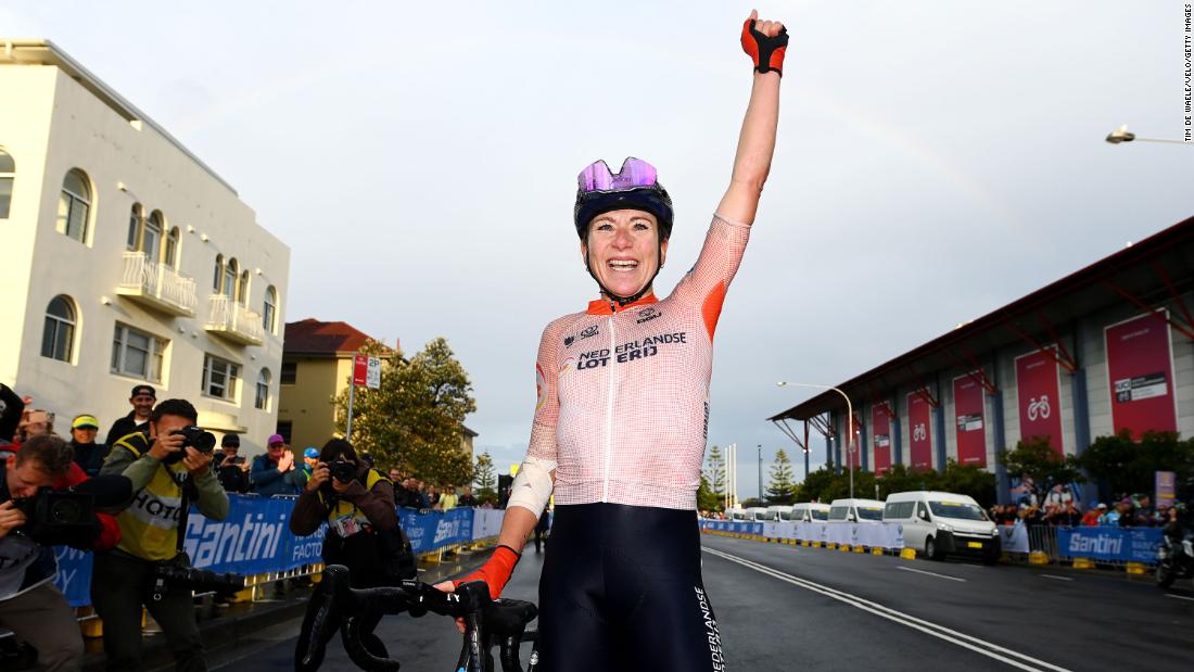 Annemiek van Vleuten wins women’s road race gold at World Championships despite having a fractured elbow