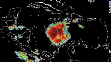 Tropik Fırtına Ian, Florida'ya doğru ilerlerken Kategori 4 gücüne ulaşacağını tahmin ediyor