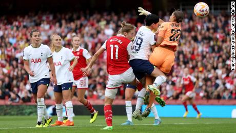 Vivianne Miedema's second goal completed Arsenal's victory.