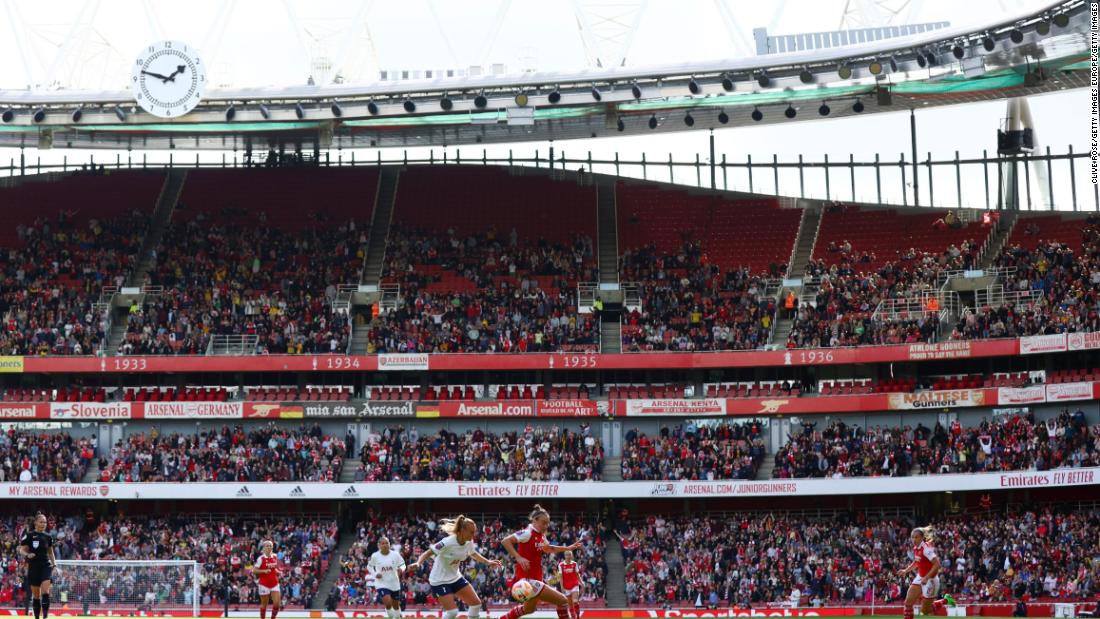 Arsenal hammers Tottenham 4-0 as match at Women's Super League