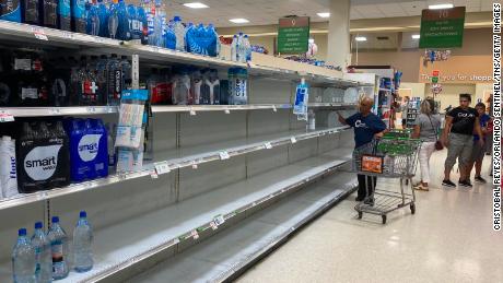 Florida, Orlando'da Cumartesi günü bir Publix mağazasının suyu neredeyse tükendi, çünkü sakinler eyalette bir kasırga olarak karaya çıkması beklenen Tropical Storm Ian'dan önce kendilerini hazırladılar.  