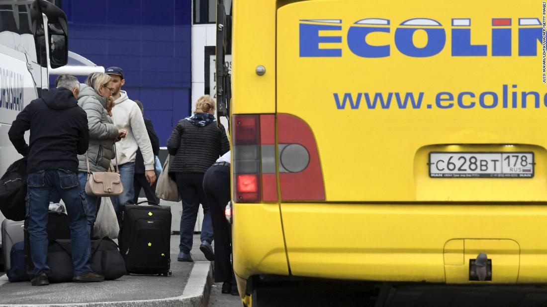 Record number of Russians fled via Finland over the weekend, border guard says