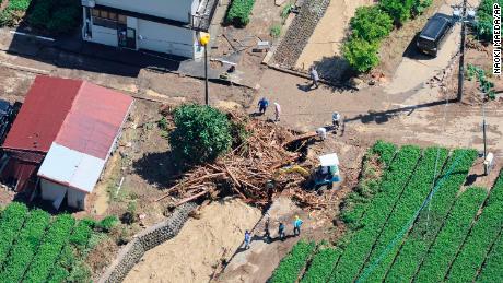 Drzewa i gruz zostają zmyte przez Tropical Storm Talas w Shimada w prefekturze Shizuoka w Japonii 24 września 2022 r.