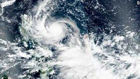 Uma imagem de satélite divulgada pela NASA no sábado mostra o tufão Noru se aproximando das Filipinas.