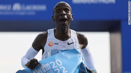 Eliud Kipchoge rompe su propio récord mundial al ganar el maratón de Berlín
