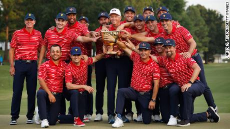 The US team retained the Presidents Cup, winning the golf tournament by 17.5 to 12.5.