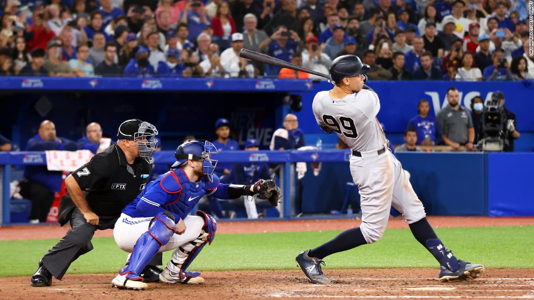 Wife of Toronto Blue Jays coach jokes about 'divorce' after watching her husband give away lucrative homer ball