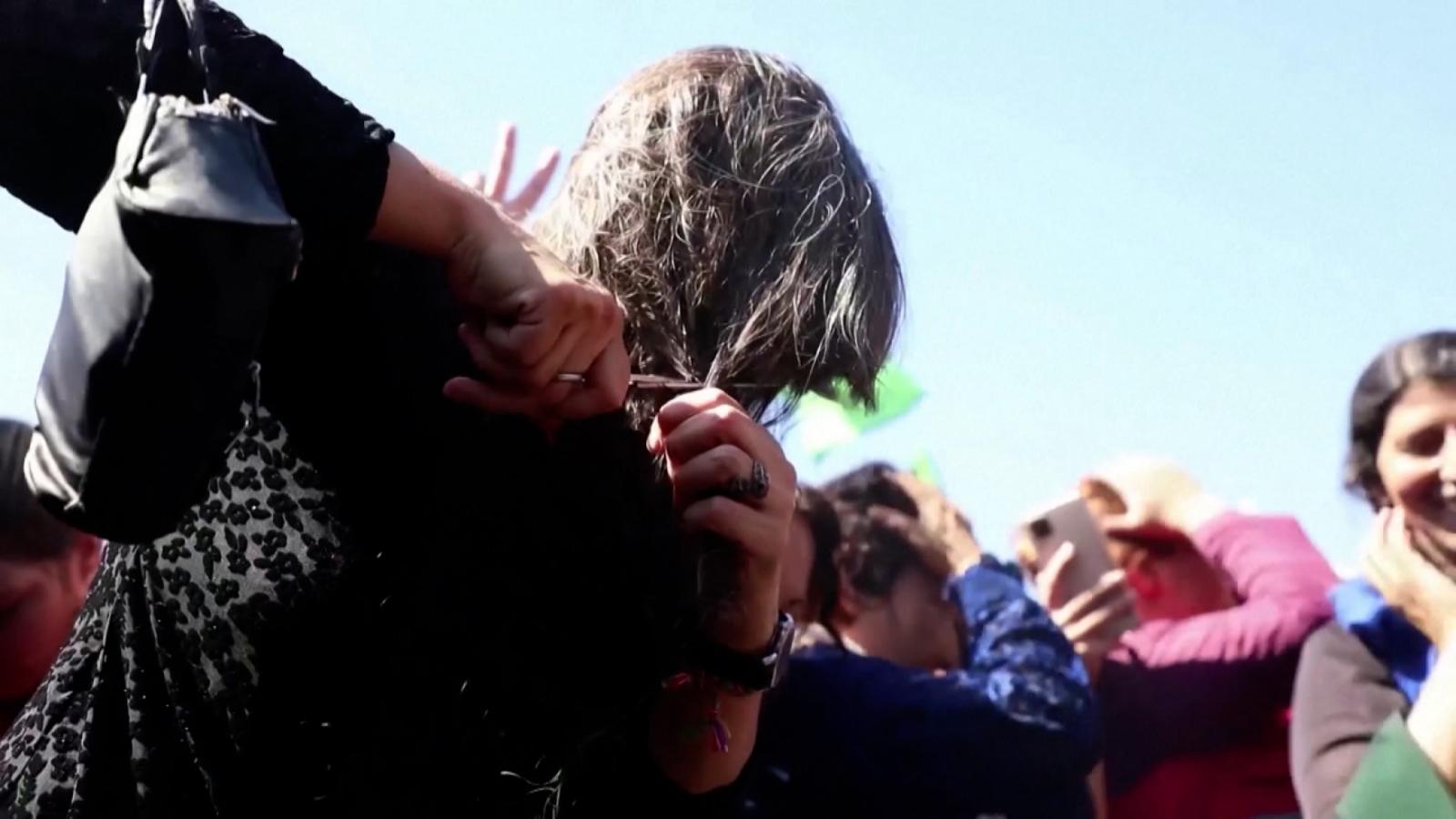 ¿por Qué Las Mujeres Alrededor Del Mundo Se Están Cortando El Pelo En Protesta Por El Régimenemk 8491