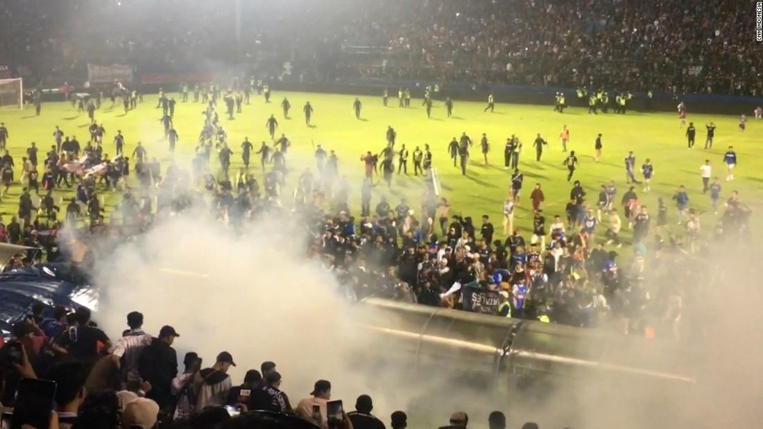 More than 130 killed in football stampede – CNN Video