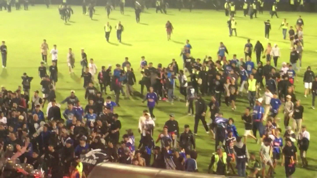 batalla campal en partido de fútbol en indonesia deja más de 100