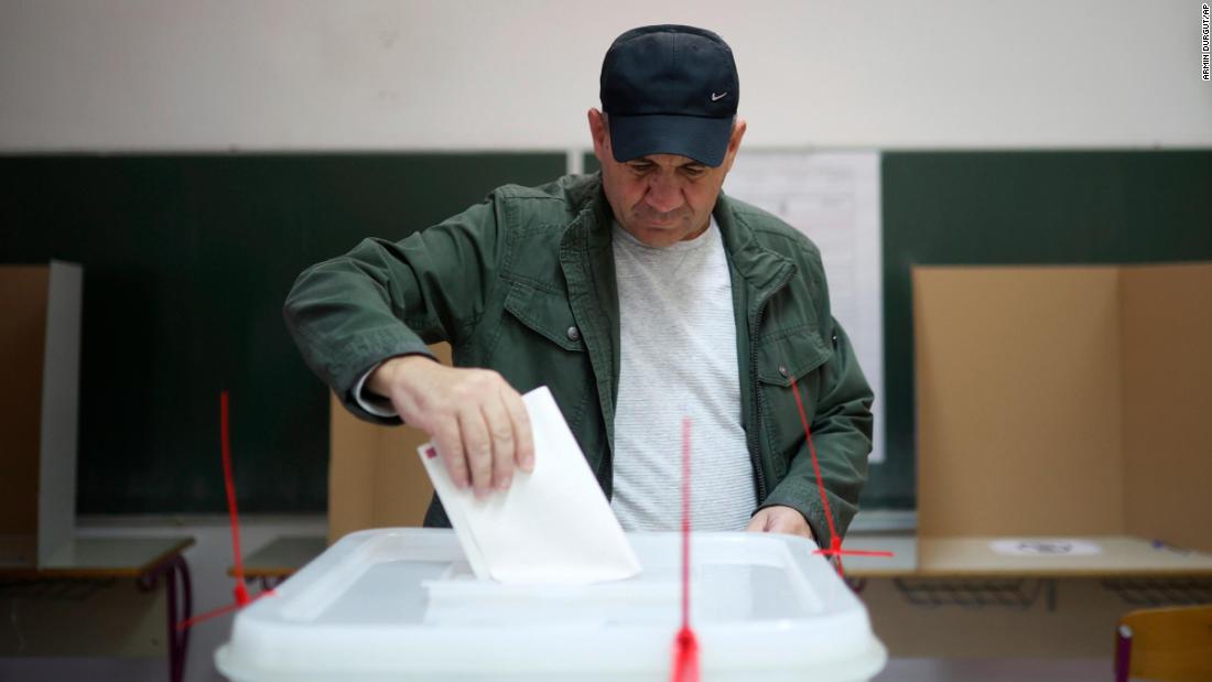 Bosnians go to polls to choose between nationalists and reformists