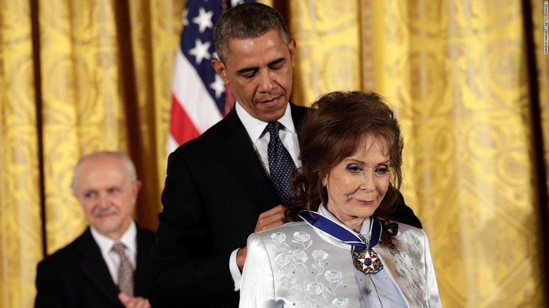 US President Barack Obama awards Lynn the Presidential Medal of Freedom in the East Room at the White House in 2013.