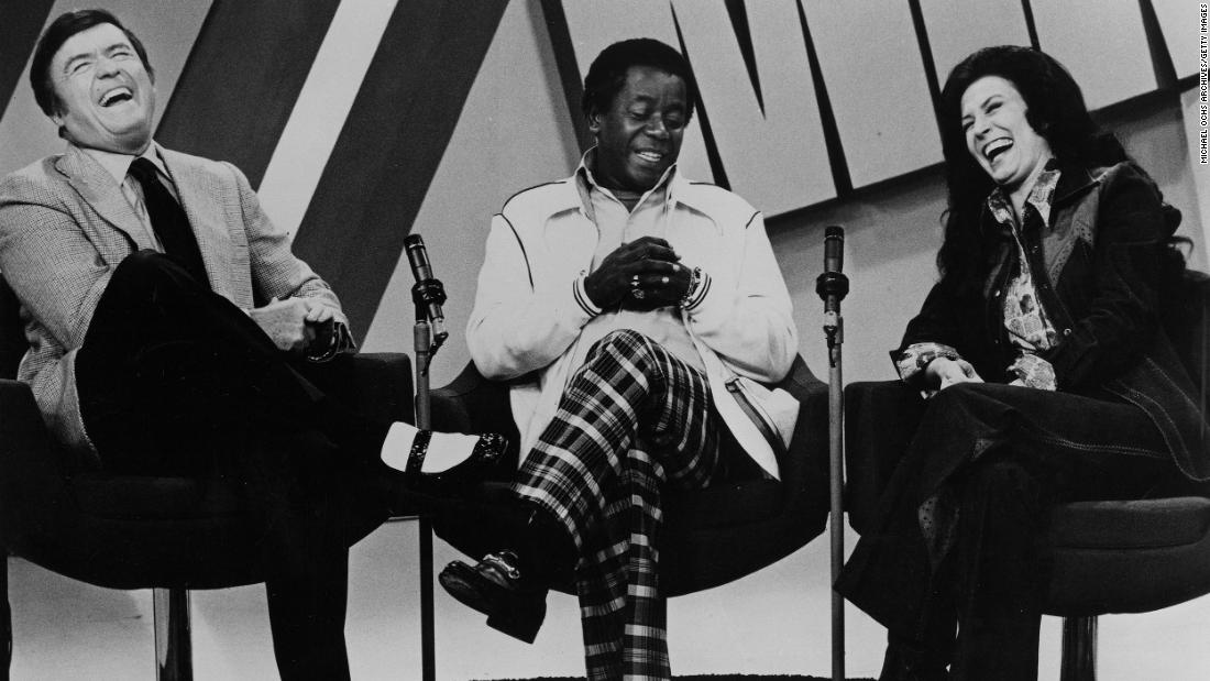 Comedian Flip Wilson joins Lynn and Mike Douglas on &quot;The Mike Douglas Show&quot; in Los Angeles in 1974.