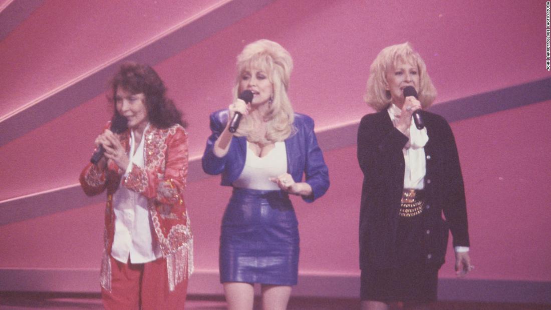 From left, Lynn, Dolly Parton and Tammy Wynette perform during the 1993 Country Music Awards. 