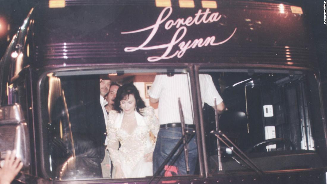 Lynn exits her tour bus for a New York show in 1999.