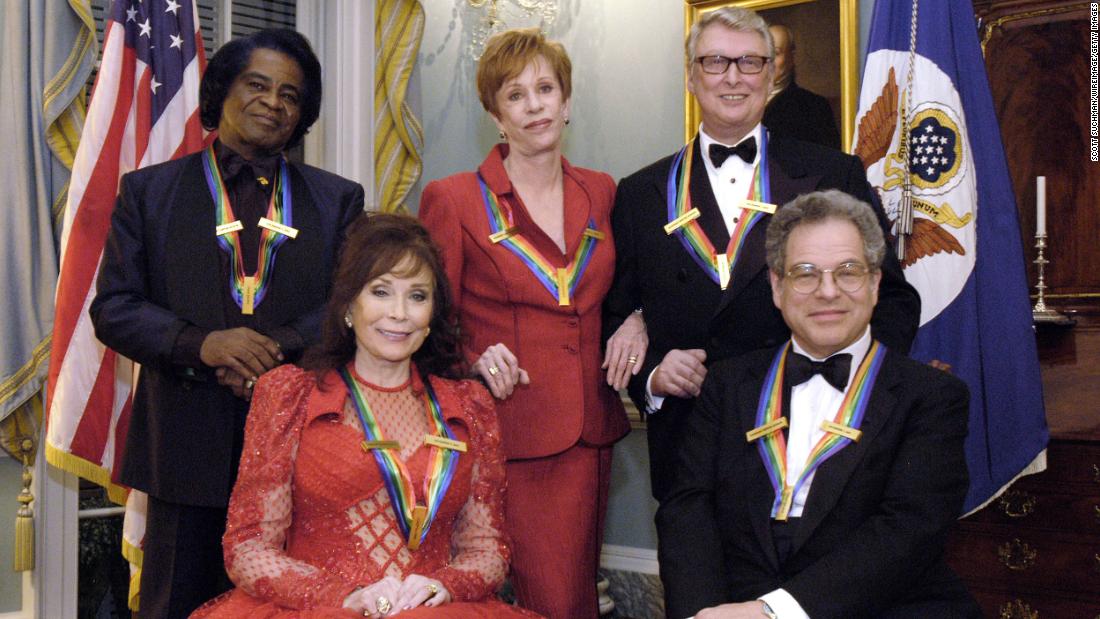Lynn, second from left, is inducted as a Kennedy Center Honoree along with, from left, James Brown, Carol Burnett, Mike Nichols and Itzhak Perlman in 2003.