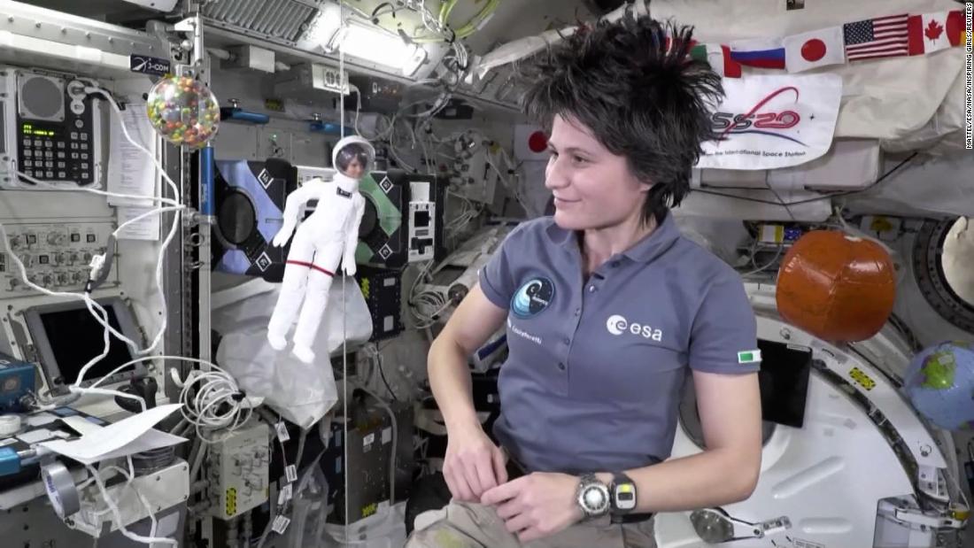 Una muñeca en el espacio: la inusual propuesta de una astronauta para ...