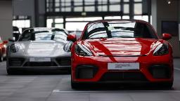 221006080603 porsche showroom germany 0907 restricted hp video Porsche overtakes Volkswagen as Europe's most valuable carmaker