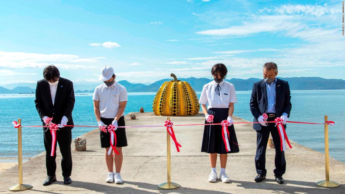 草間彌生の黄色いかぼちゃが日本の直島に戻ってきました