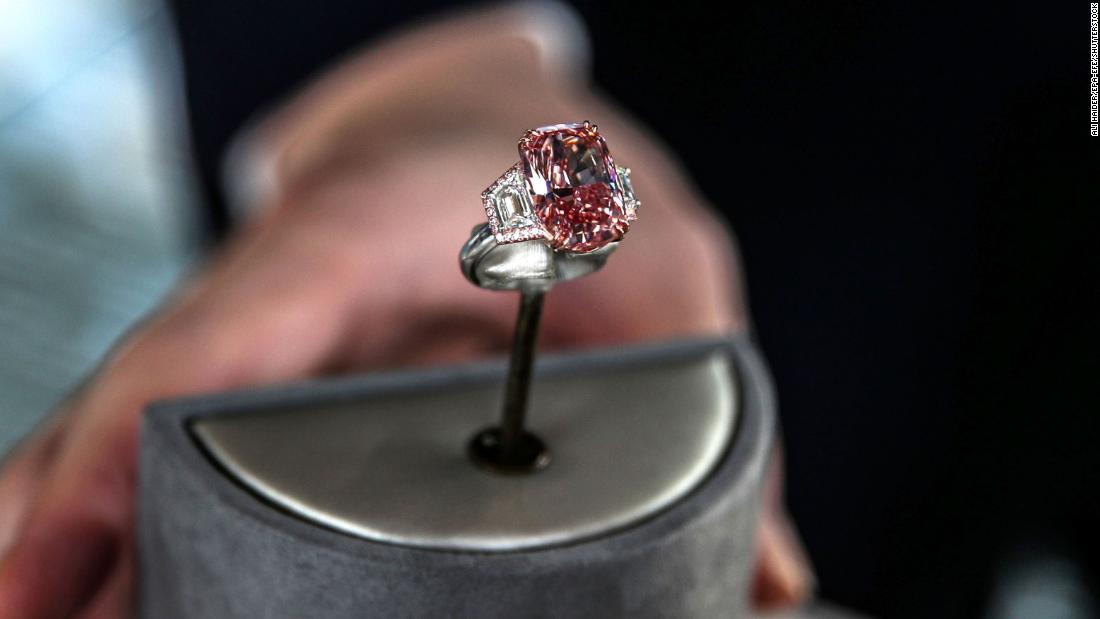 Ten rekordowy pierścionek z różowym diamentem został sprzedany za prawie 60 milionów dolarów