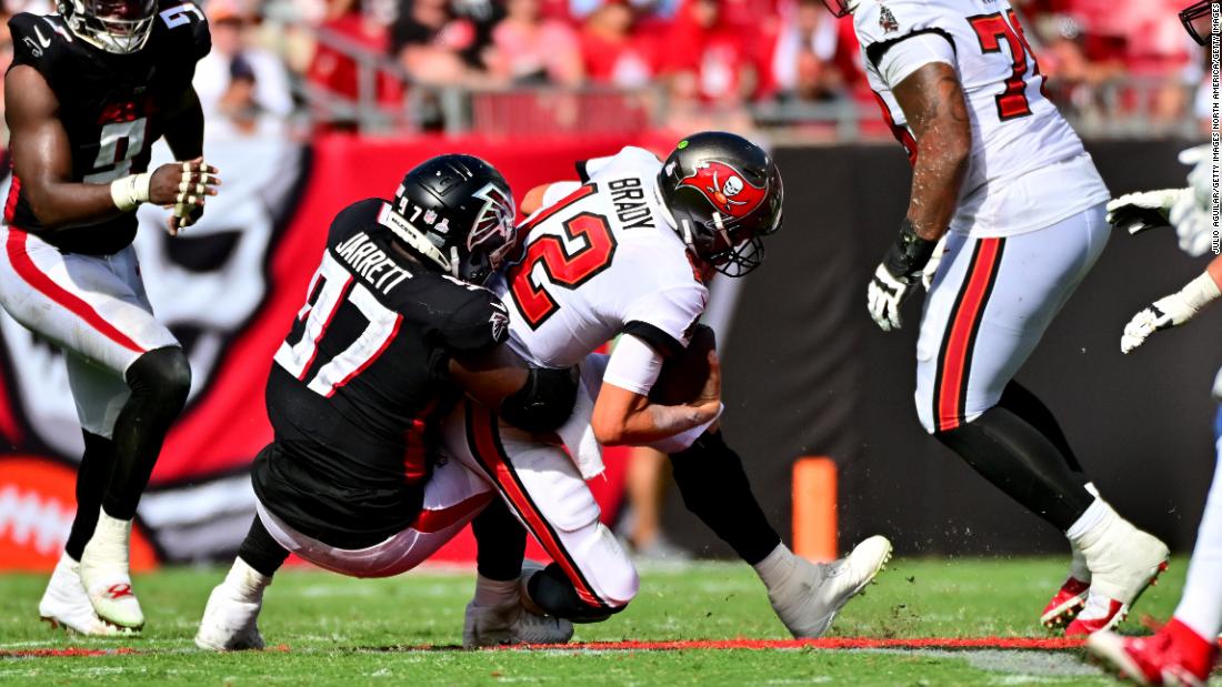 Tom Brady throws five touchdowns, remains unbeaten vs. Falcons