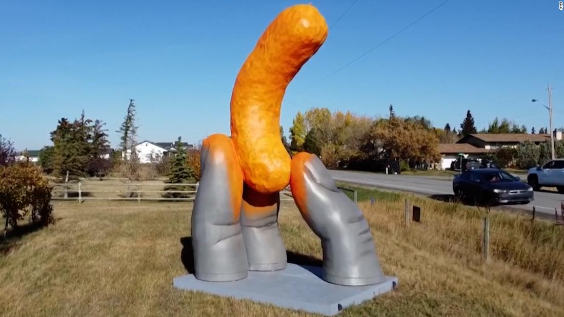 Giant roadside Cheeto attracts a crowd