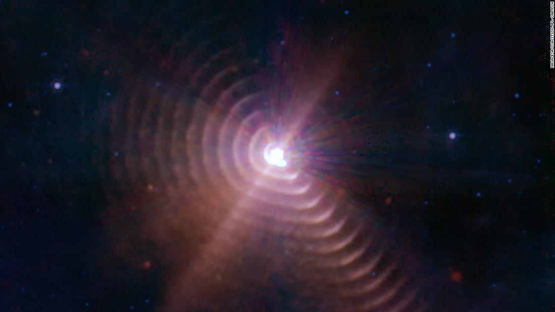 The two stars in WR140 produce shells of dust every eight years that look like rings, as captured by the Webb telescope.