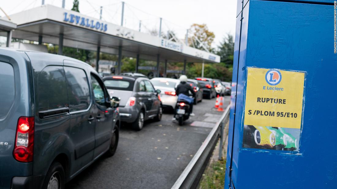 More than 1 in 4 French gas stations out of at least one fuel
