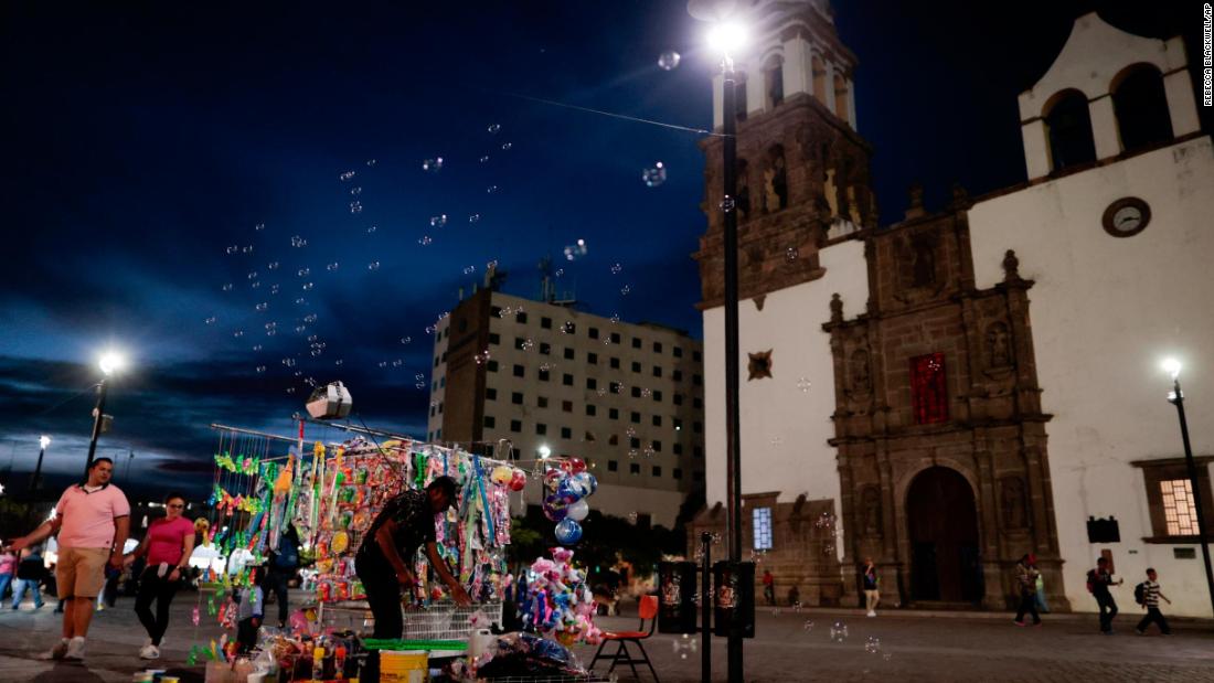 Gunmen kill 12 people in Mexico bar