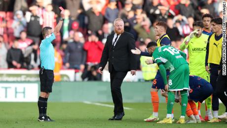 Sheffield United goalkeeper Wes Foderingham and Blackpool&#39;s Shayne Lavery are sent off by referee David Webb.