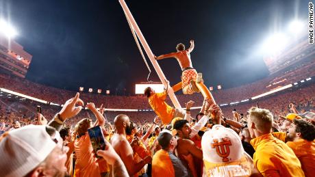 Fans storm field in celebration after Tennessee snaps 15-game losing streak against Alabama