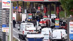 221017112726 01 france fuel strike 101322 hp video French government in crisis talks as fuel shortages worsen