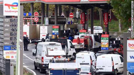 Motorists queue for fuel at a gas station in Paris on October 13, 2022, as filling stations across France run low on petrol following a weeks-long strike by refinery workers.