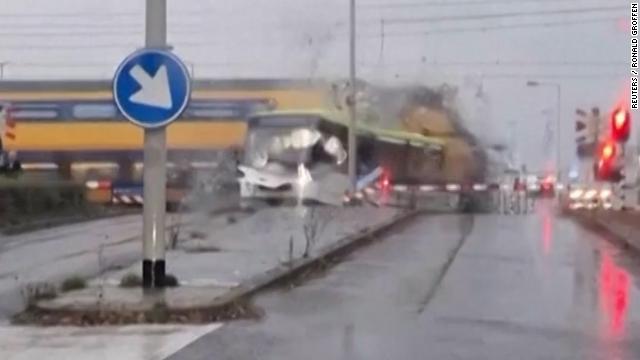 Train Collides With Bus Slicing It In Half Gemist Kijk Het Hier