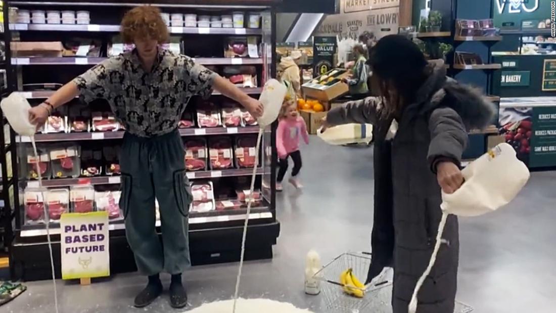 Climate activists are dousing grocery store floors with milk. Here’s why – CNN Video