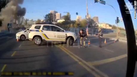 Video de cámara corporal: policías de Kyiv derriban a tiros un dron  kamikaze ruso - CNN Video