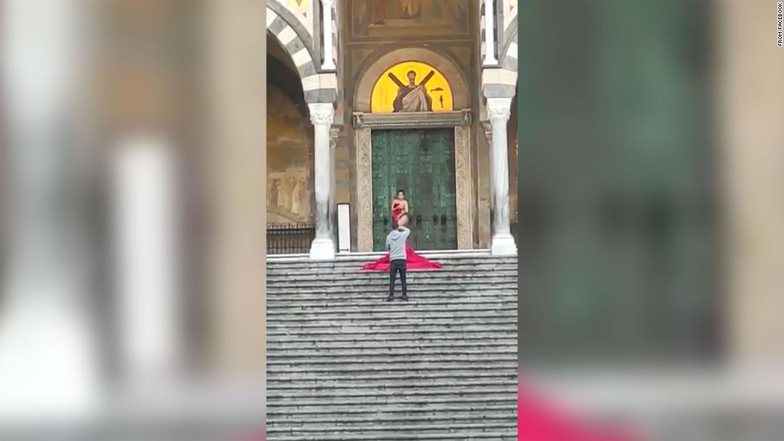 Tourist strips naked on the steps of Italian cathedral