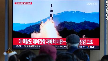 Ein Fernsehbildschirm an einem Bahnhof in Seoul, Südkorea, zeigt ein Bild eines nordkoreanischen Raketenstarts am 10. Oktober 2022. 