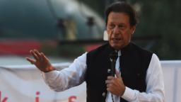 Pakistan'ın seçim komisyonu, Imran Khan'ın beş yıl süreyle görevden alındığını duyurdu.