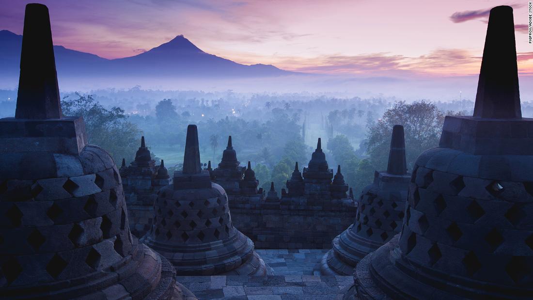 Aman menawarkan perjalanan kereta mewah ke Borobudur, candi Budha terbesar di dunia