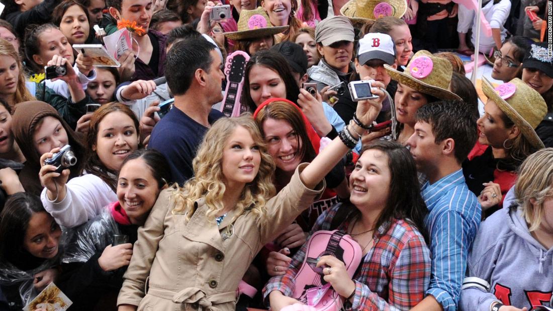 Swift takes pictures with fans on NBC&#39;s &quot;Today&quot; show at New York&#39;s Rockefeller Center in 2009.