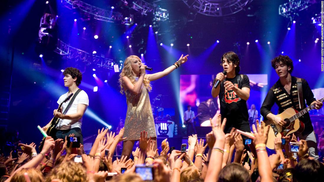 Swift sings with the Jonas Brothers during a concert in 2009.