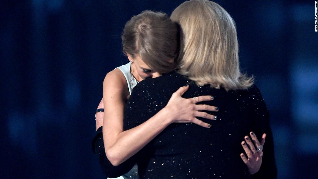 Swift accepts the Milestone Award for Youngest ACM Entertainer of the Year from her mother, Andrea, during the Academy of Country Music Awards in Arlington, Texas, in 2015.