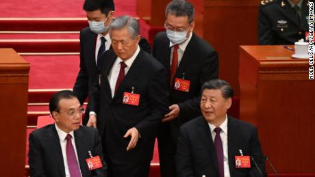 Video: &#39;High drama&#39; as Xi&#39;s predecessor led out of the meeting