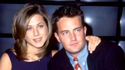 221023182852 matthew perry jennifer aniston 1023 hp video Jennifer Aniston confronted Matthew Perry about his substance abuse during Friends years